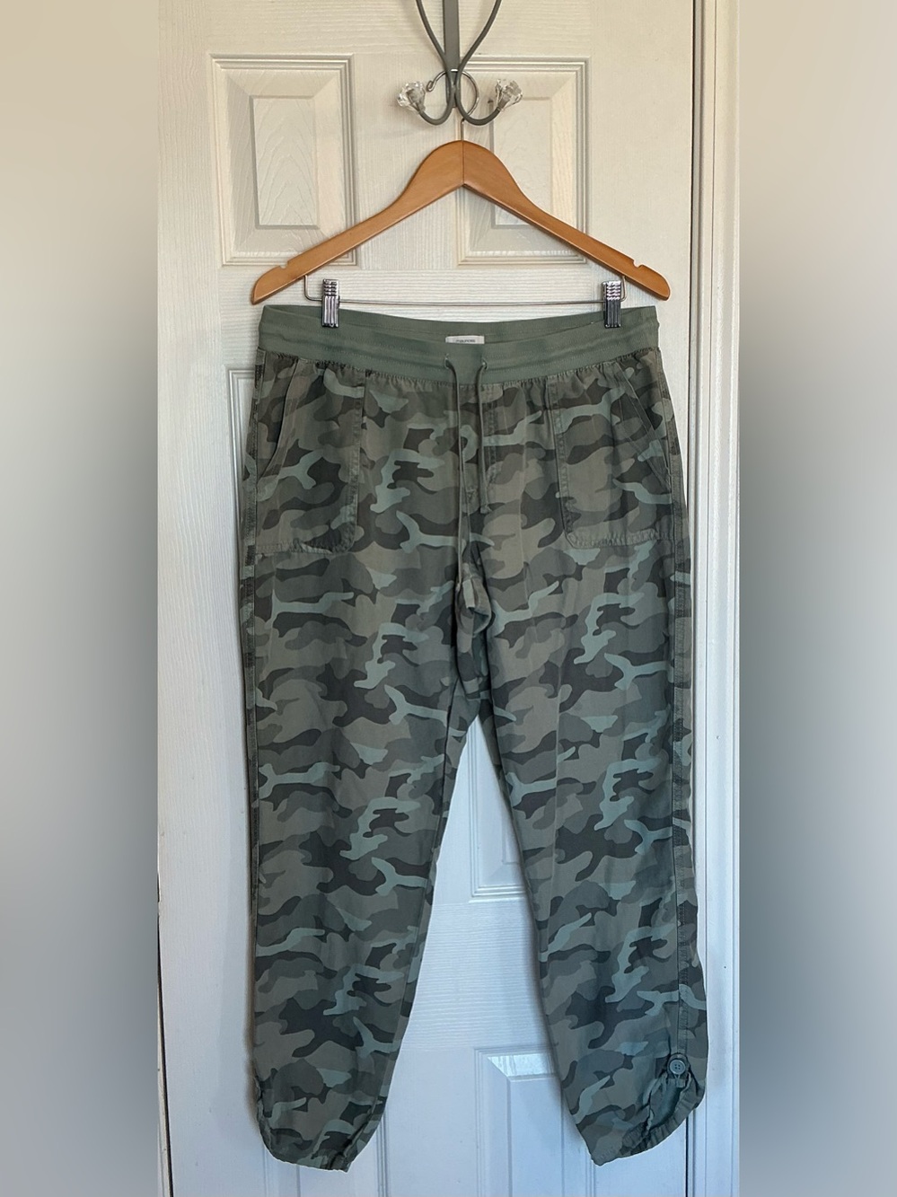 Maurices Women’s Olive Green Camo Size 12 Capri Cotton Stretch Drawstring Waist